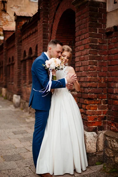 Luxus-Hochzeitspaar, Braut und Bräutigam posiert in Luxusstadt — Stockfoto