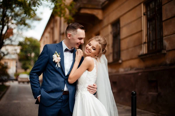 Noiva e noivo no dia do casamento — Fotografia de Stock