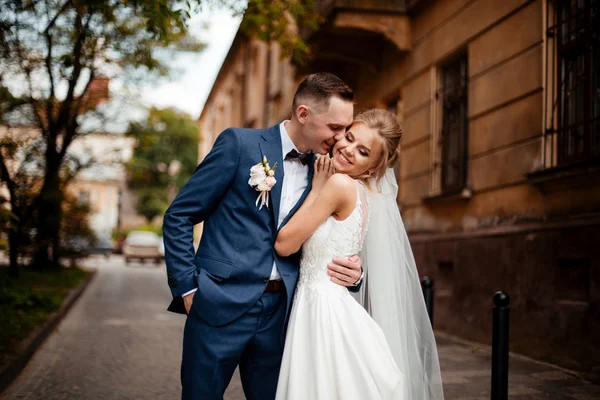 Le jour du mariage. mariées baiser dans l'amour — Photo