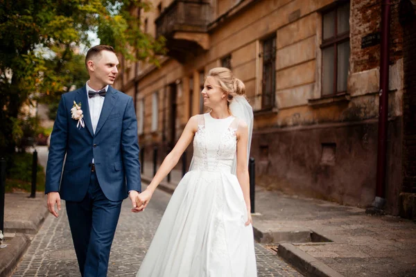 A loving couple of newlyweds walks in the city. Husband and wife on a walk — Stock Photo, Image