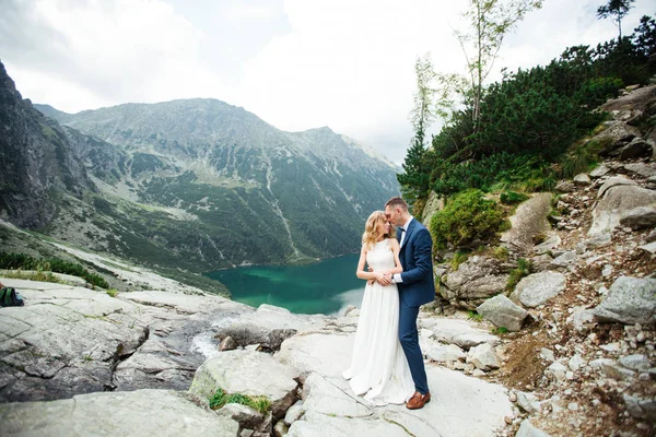 Glad brud och brudgum på deras bröllop. Nygifta i parken. Ett lyckligt par. Bröllopsfoto. Par förälskade. — Stockfoto