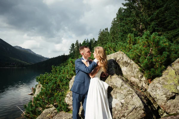 Glad brud och brudgum på deras bröllop. Nygifta i parken. Ett lyckligt par. Bröllopsfoto. Par förälskade. — Stockfoto