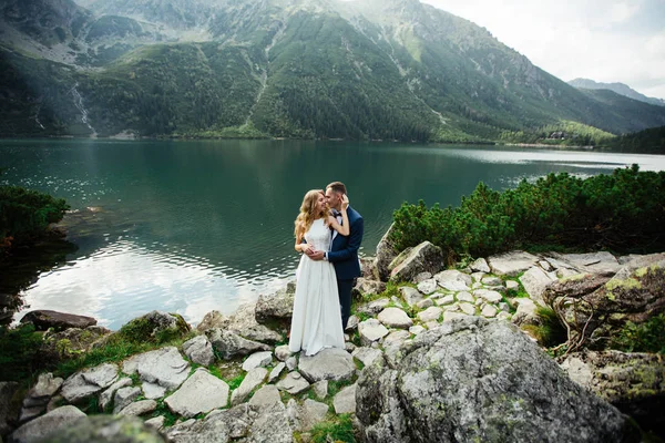 Glad brud och brudgum på deras bröllop. Nygifta i parken. Ett lyckligt par. Bröllopsfoto. Par förälskade. — Stockfoto