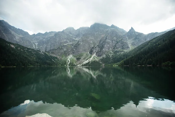 Tolle Aussicht auf das Felsmassiv. Eine beliebte Touristenattraktion. Eine dramatische und malerische Szene. Europa. Die Welt der Schönheit — Stockfoto