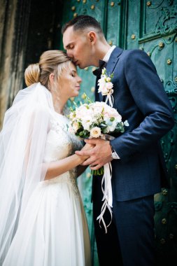 Eski şatonun mimarisinde büyüleyici bir düğün, doğa ve güneş..