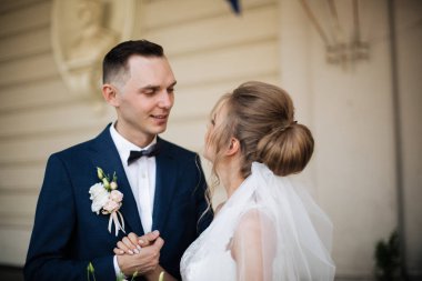 Gelin ve damat açı yakın eski şehrin sokaklarında poz