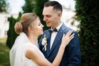 Düğün günü. Gelinler aşkla öpüşür.