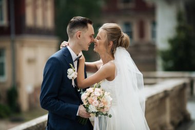 Lüks bir düğün çifti, gelin ve damat lüks şehirde poz veriyor.