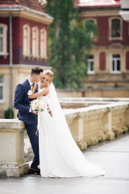 Lüks bir düğün çifti, gelin ve damat lüks şehirde poz veriyor.