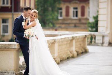 Gelin ve damat şehirde düğün gününde. Düğün seremonisinden sonra düğün çifti.