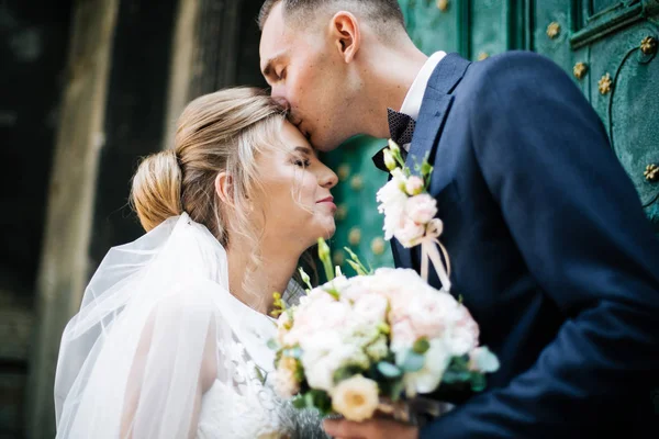 Mariées amoureuses câlins, bouquet de fleurs — Photo