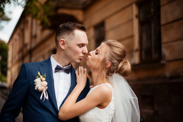 Caucasien heureux romantique jeune couple célébrant leur mariage — Photo