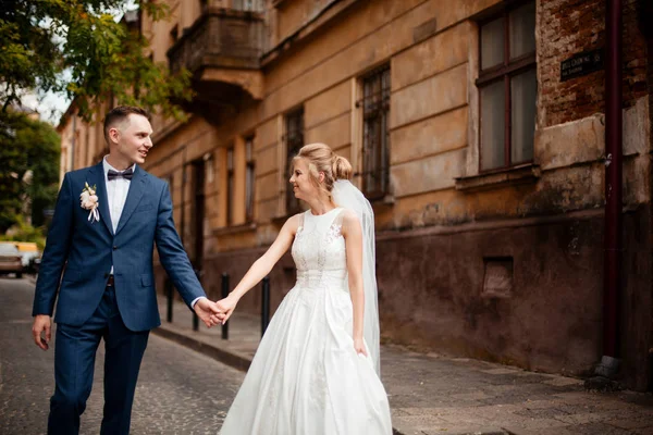 Ein Liebespaar spaziert durch die Stadt. Mann und Frau auf Spaziergang — Stockfoto