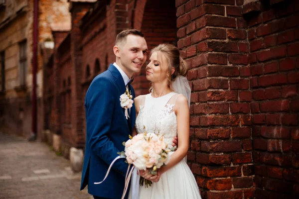 백인 행복 로맨틱 젊은 부부 들의 결혼을 축 하 하 — 스톡 사진