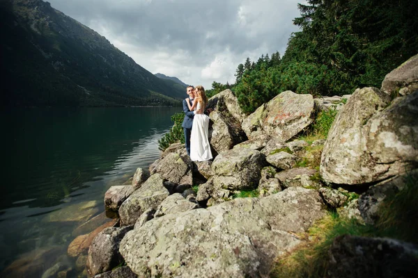 Gelukkige bruid en bruidegom op hun bruiloft. Pasgetrouwden in het park. Gelukkig stel. Huwelijksfoto. Verliefd stel. — Stockfoto