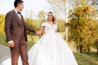 Gelin ve damat ormanda evleniyor, fotoğraf çekiliyor..