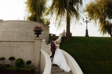 İnanılmaz gülümseyen bir düğün çifti. Güzel gelin ve şık damat..