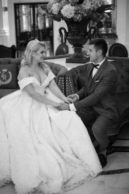 Genç gelin ve damat bir kafede. Karı koca el ele tutuşuyorlar. Lokantada birbirini seven bir çift. Güzel gelin ve şık damat. Düğün günü. Evlilik..