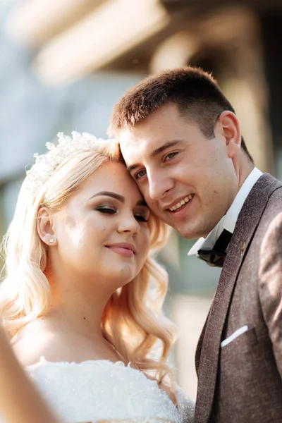 Hermosa novia con un ramo en el fondo de la montaña al atardecer — Foto de Stock