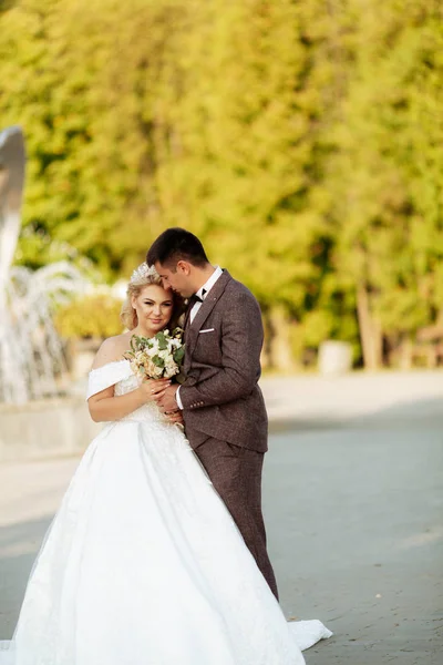 Úžasný usměvavý svatební pár. Krásná nevěsta a stylový ženich. — Stock fotografie