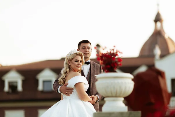 Stilvolle schöne glückliche Braut und Bräutigam, Hochzeitsfeiern — Stockfoto
