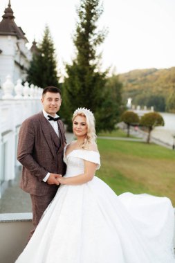 Şık güzel mutlu gelin ve damat, düğün kutlamaları.