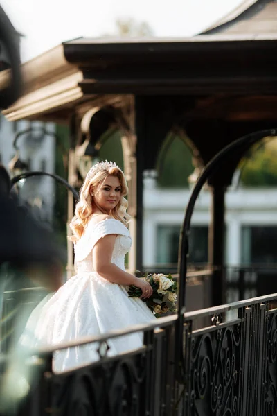 Novia Con Ramo Cerca Del Lago Bonito Velo Ondeante Hermoso — Foto de Stock