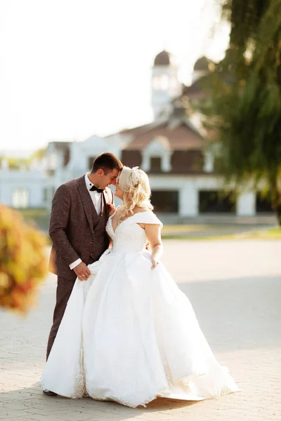 Tam Uzunlukta Vücut Portresi Genç Gelin Damat Görünüm Golf Sahası — Stok fotoğraf