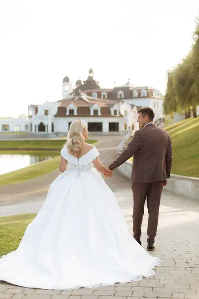 Gehen Braut Und Bräutigam Gemeinsam Durch Den Park Charmante Braut — Stockfoto