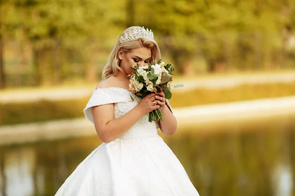 Pengantin Cantik Mengendus Buket Pernikahannya — Stok Foto