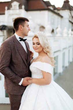 Tam uzunlukta vücut portresi Genç gelin ve damat görünüm golf sahası, geri yeşil çimenlerin üzerinde çalışan. Mutlu evlilik çift golf sahası ile yürüyüş