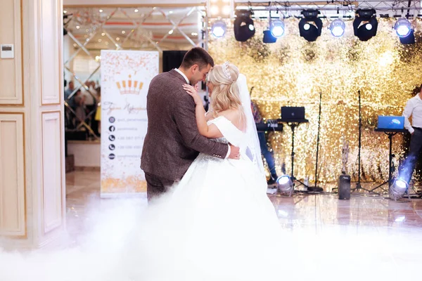 Hochzeitsfeier Der Bräute Eleganten Restaurant Mit Wunderbarem Licht Und Atmosphäre — Stockfoto