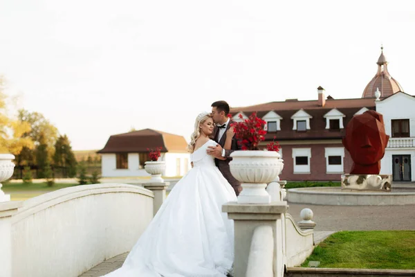 Gerade Verheiratete Liebende Hipster Paar Brautkleid Und Anzug Auf Der — Stockfoto