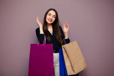 Kara Cuma mağazası için indirim konsepti. Güneş gözlüklü alışveriş yapan kadın, koyu bir arka planda izole bir çanta tutuyor..