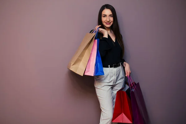 Jovem Vai Compras Com Pacotes Coloridos — Fotografia de Stock