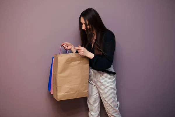 Jovem Menina Surpreso Olhar Para Compras — Fotografia de Stock