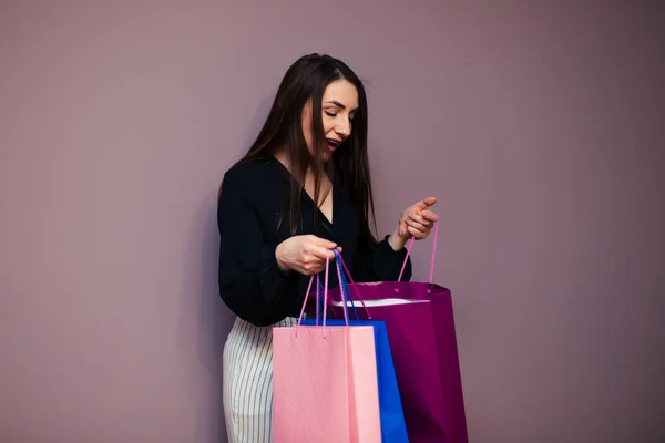 Jovem Menina Surpreso Olhar Para Compras — Fotografia de Stock