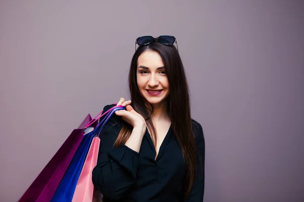 Jong Gelukkig Zomer Winkelen Vrouw Met Shopping Tassen Geïsoleerd Achtergrond — Stockfoto