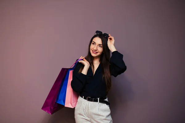 Jong Gelukkig Zomer Winkelen Vrouw Met Shopping Tassen Geïsoleerd Achtergrond — Stockfoto