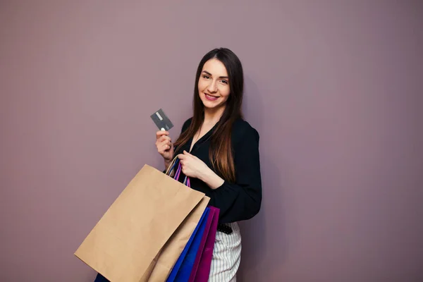 Счастливые Красивые Европейские Женщины Улыбаются Кредитке Держа Сумки Покупок — стоковое фото