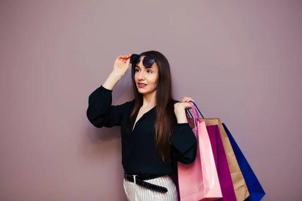 Shopaholic Женщина Синем Фоне — стоковое фото
