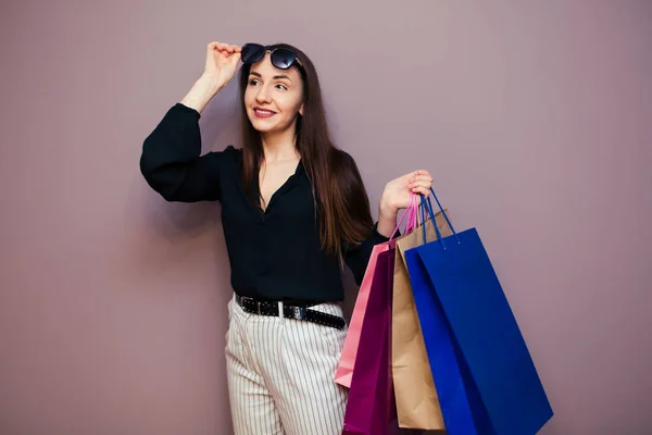 Mulher Compras Segurando Sacos Compras Olhando Para Fundo Roxo Espaço — Fotografia de Stock