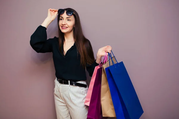 Winkelende Vrouw Met Boodschappentassen Opzij Kijkend Paarse Achtergrond Kopieerruimte Mooi — Stockfoto