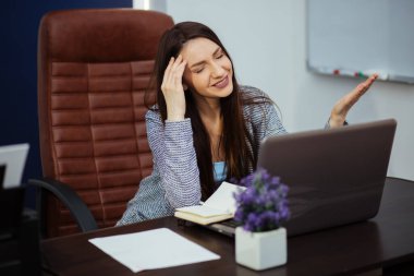 Ofis masasında çalışan yakışıklı bir iş adamı.