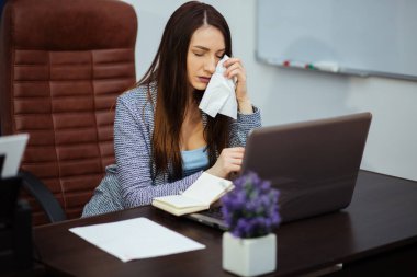 Ofis masasında çalışan yakışıklı bir iş adamı.