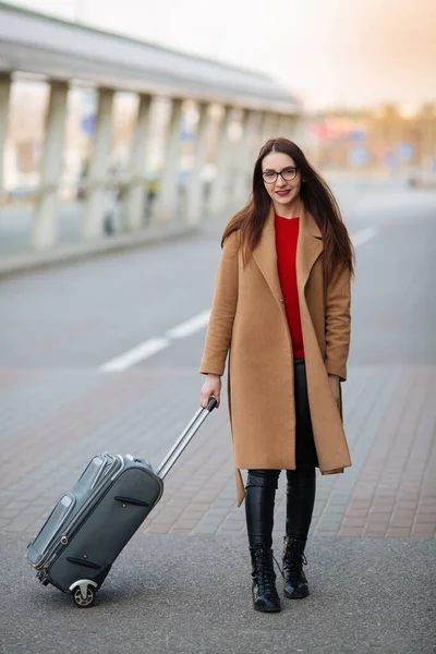 Vakantie Zakenreis Mensen Technologie Concept Gelukkige Jonge Vrouw Met Reistas — Stockfoto