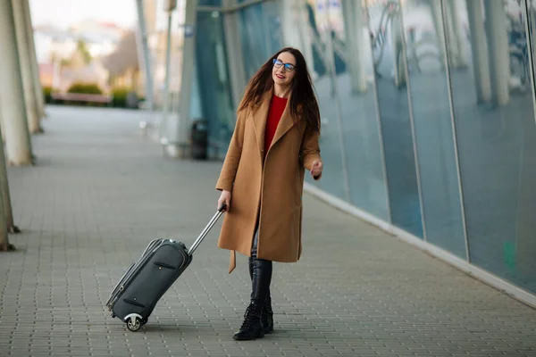 Meisje Internationale Luchthaven Bagage Wachten Haar Vlucht Uitzicht Vanaf Luchthaven — Stockfoto