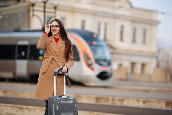 Giovane Bella Valigia Donna Affari Ambiente Urbano — Foto Stock