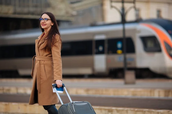 Meisje Met Een Koffer Reist Zoek Naar Een Bus Het — Stockfoto