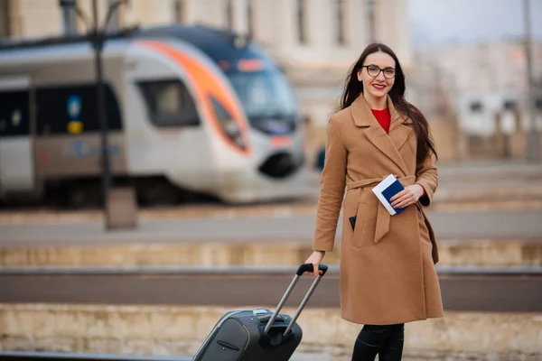 Vrouw Jas Met Koffer Reisconcept — Stockfoto